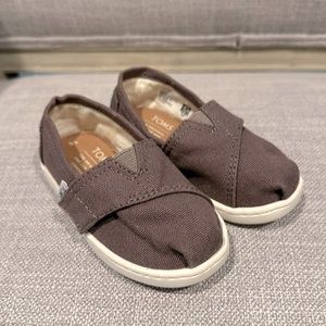 TOMS Kids shoes- Grey- size   T6